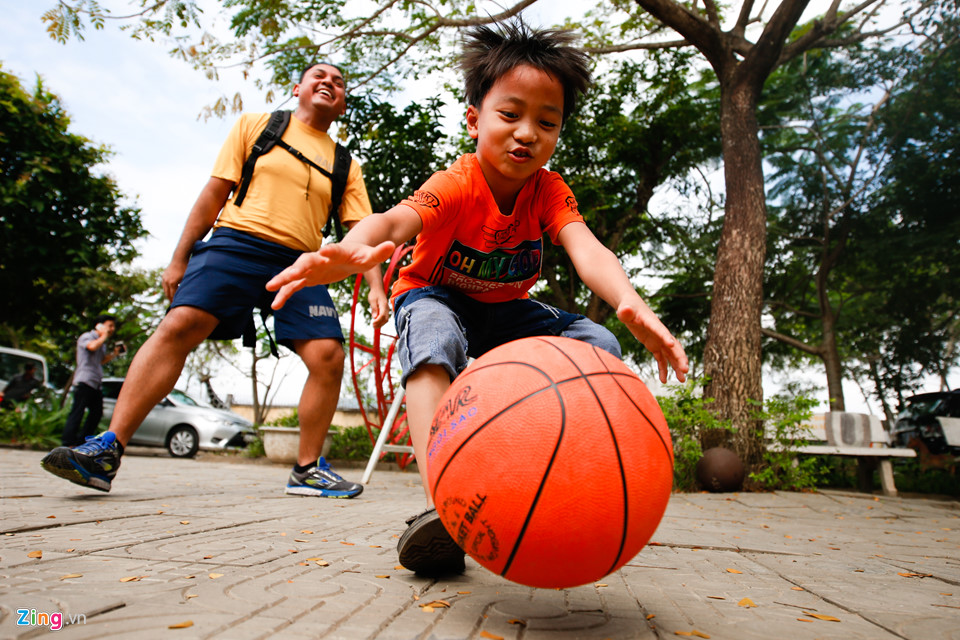 Thuỷ thủ Mỹ hào hứng vui đùa cùng trẻ nạn nhân chất độc da cam